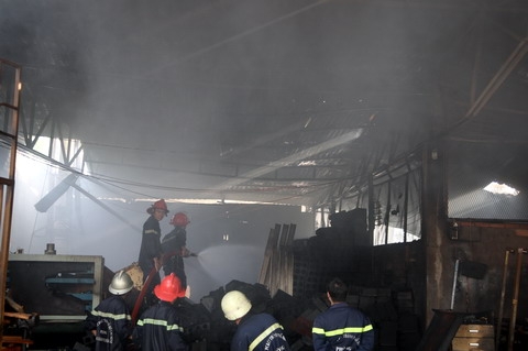 100 cảnh sát dập đám cháy nhà xưởng 1.000m2